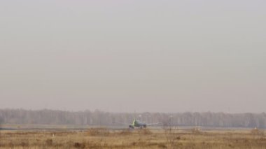 Uçak kalkıyor, dikiz aynasından