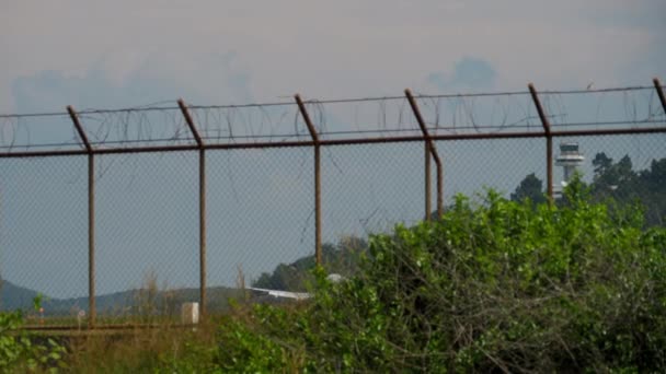 Vue arrière, atterrissage de l'avion — Video