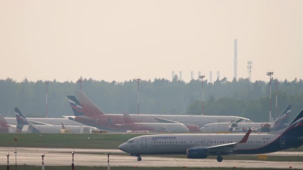 Boeing 737 de Aeroflot taxiing — Vídeos de Stock