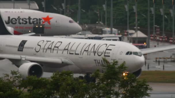 Airliner Thai Airways departure — Stockvideo