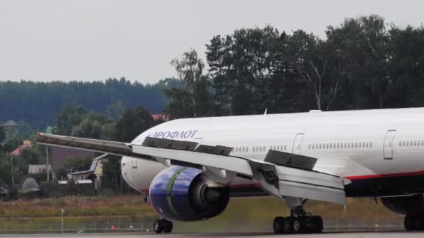 Boeing 777 Aeroflot arriveert — Stockvideo