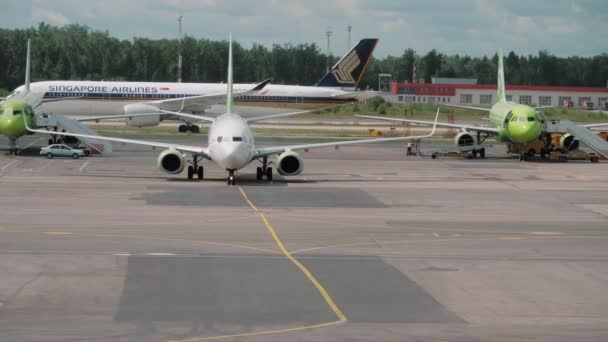 S7 Airlines megy a terminálhoz — Stock videók