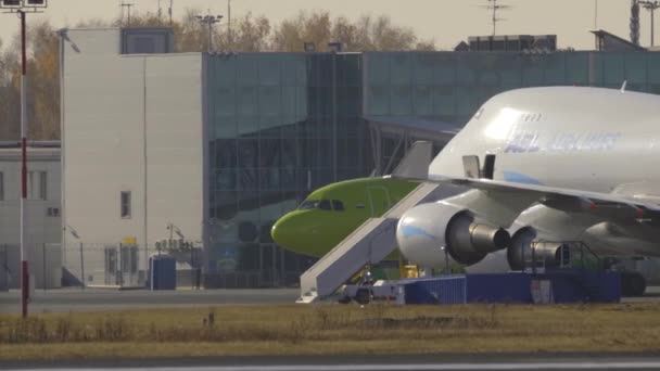 S7 luchtvaartmaatschappijen gaan naar de terminal — Stockvideo