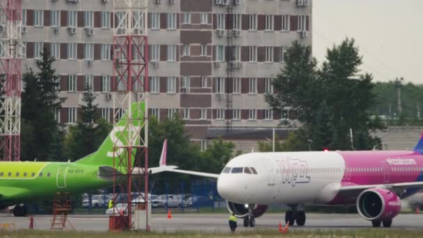 Maskapai penerbangan murah Wizz Air melakukan taxiing — Stok Video