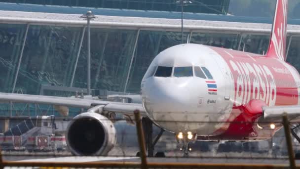 Airbus A320 AirAsia front view — Stock Video