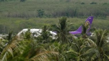 Boeing 747 Tayland Havayolları kalkıyor.