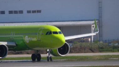 Uçak taksiyi çalıştırıyor.