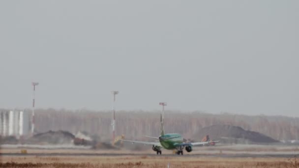 S7 Airlines decollo, vista posteriore — Video Stock