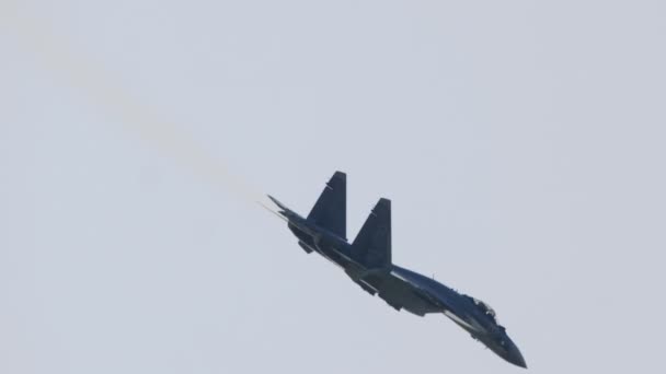 Avión militar está volando sobre la cabeza — Vídeo de stock