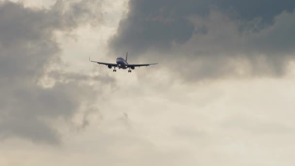 Avión acercándose antes de aterrizar, cielo dramático — Vídeo de stock