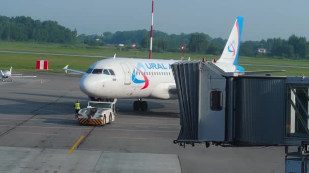 Ural Airlines kołowania do pasa startowego — Wideo stockowe