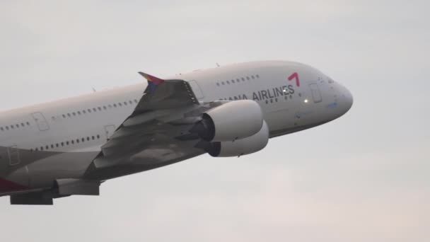 亚洲航空公司爬升 — 图库视频影像