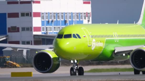 S7 Airlines na drodze kołowania, widok z przodu — Wideo stockowe