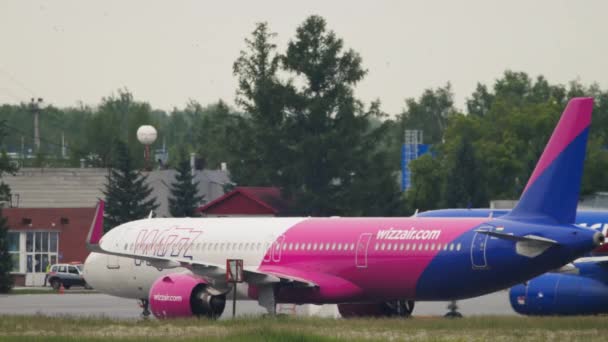 Wizz Air low-cost airline — Vídeo de Stock