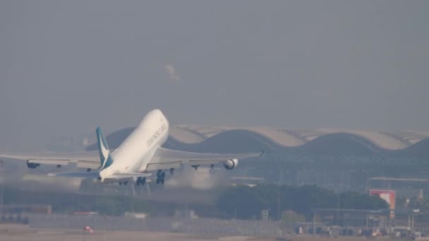 Boeing 747 odlétá z Hong Kongu — Stock video