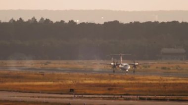 Havaalanında turboprop uçak var.