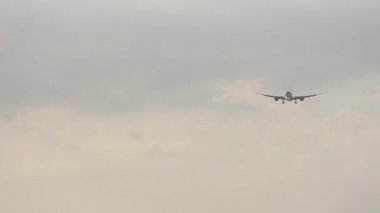 Jet uçağı iniyor.