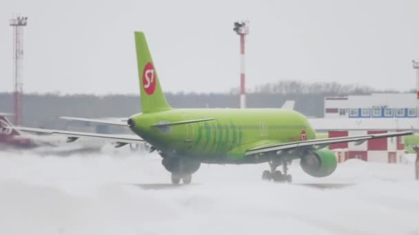 Aéroport en hiver, aérodrome enneigé — Video