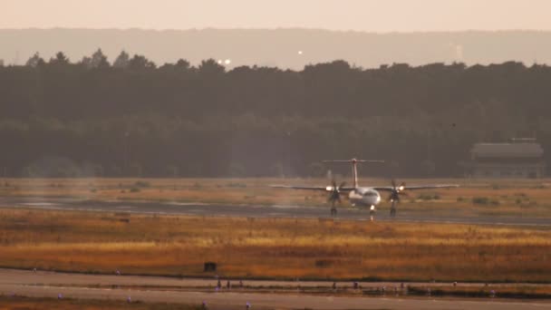 Αεροσκάφη Turboprop στο αεροδρόμιο — Αρχείο Βίντεο
