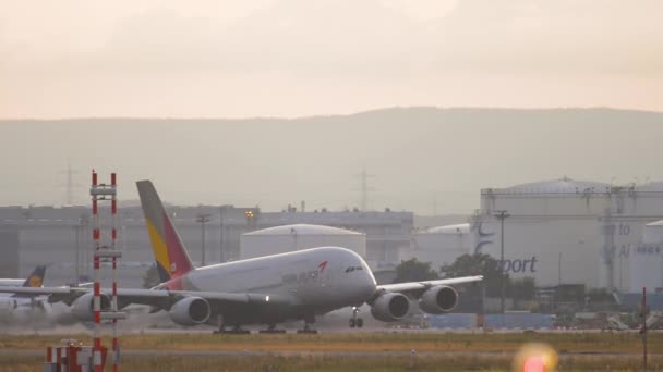 Airbus A380 stijgt op, langzaam — Stockvideo