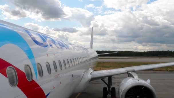 Passagier steigt in Flugzeug ein — Stockvideo