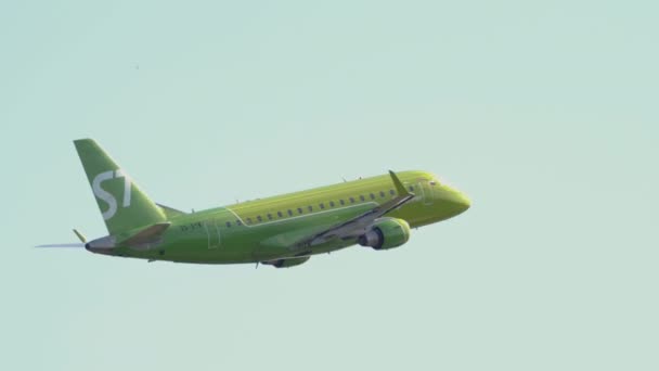 S7 Airlines avgång från Embraer — Stockvideo