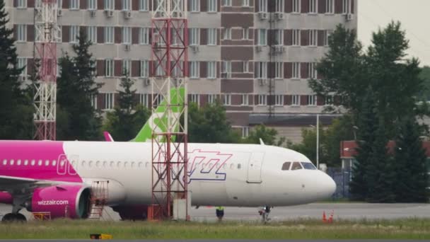 Pesawat Wizz Air taxiing — Stok Video
