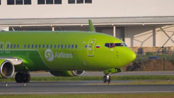 Uçak S7 Havayolları taksicilik yapıyor — Stok video