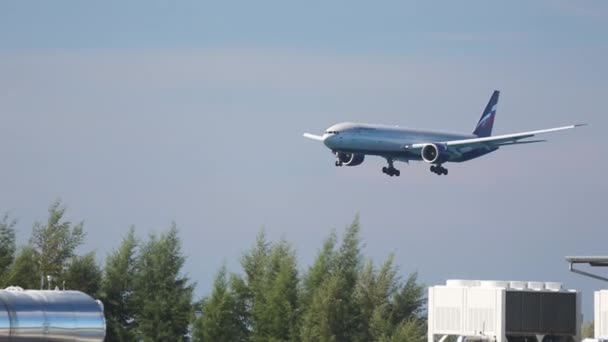 Boeing 777 Aeroflot landing — Vídeo de Stock