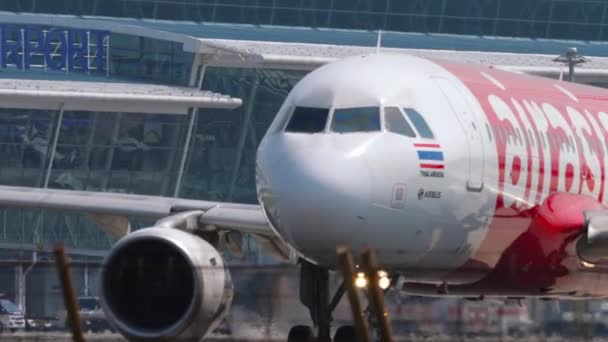 Vliegtuig AirAsia taxiën — Stockvideo