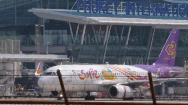 Avión Thai Smile taxiing — Vídeo de stock