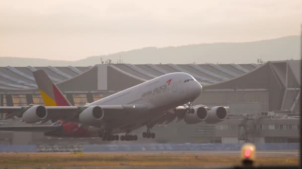 Asiana Airlines lepas landas, lambat — Stok Video