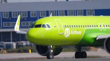 S7 Havayolları takside, ön manzara