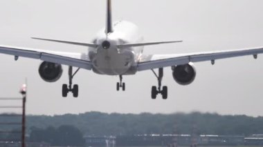 Sabahın erken saatlerinde uçak iniyor.