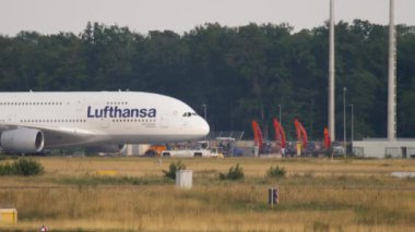Lufthansa Airbus 380 'i çekiyoruz.