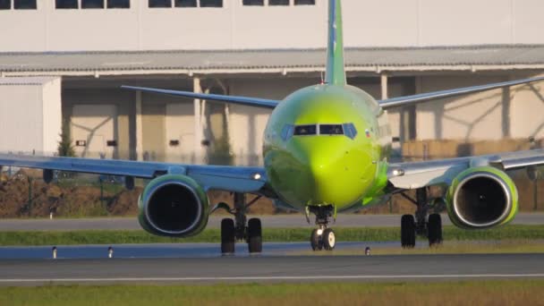 Pesawat S7 Airlines melakukan taxiing — Stok Video