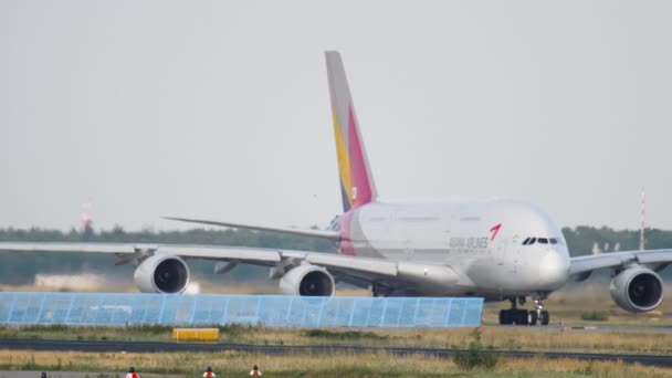 Asiana Airbus 380 taxiing — Stok Video