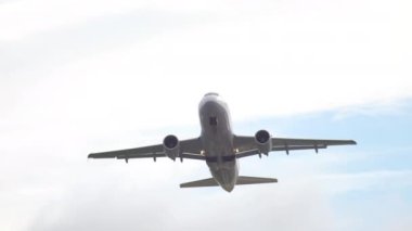 Uçak tepemizde uçuyor.