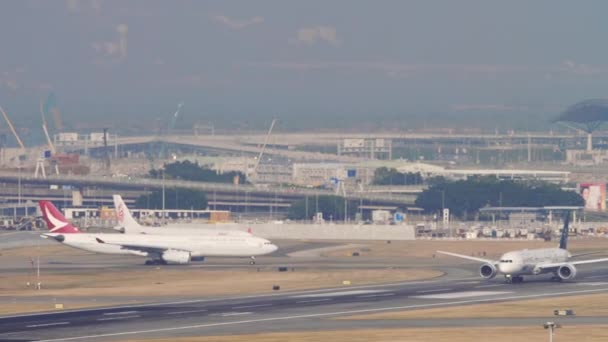 Runway at Hong Kong airport — Stockvideo