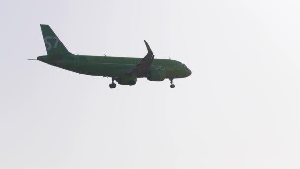 S7 airline descends on landing — стокове відео