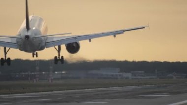 Tanımlanamayan uçak iniyor