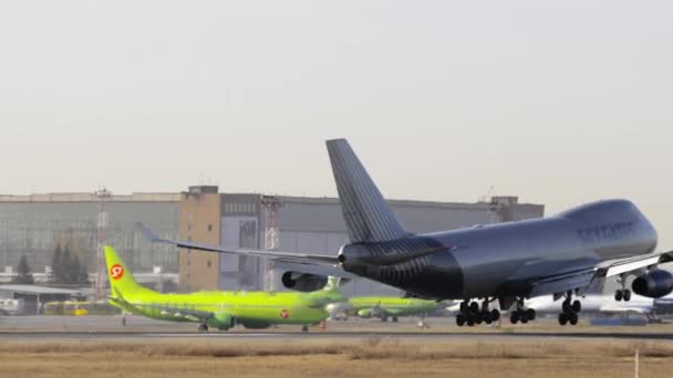 Boeing 747 hozzáér a kifutópályához. — Stock videók