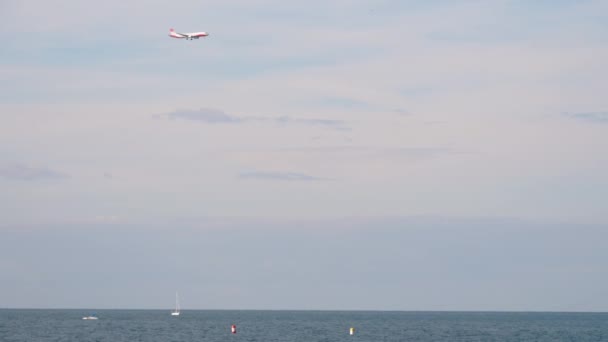 Літак летить над морем — стокове відео