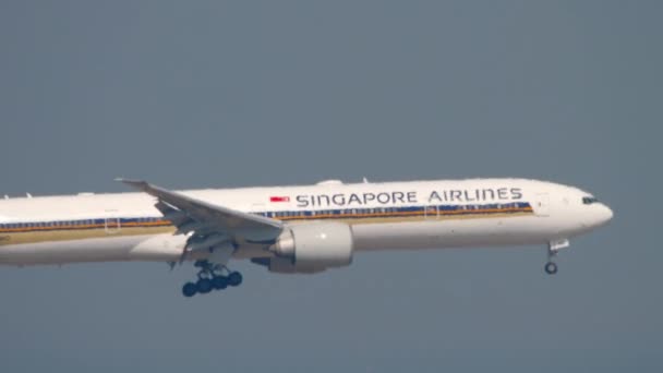 Boeing 777 Singapore Airlines aterrizaje — Vídeo de stock