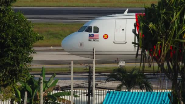 AirAsia accelerates to take off — стоковое видео