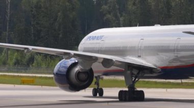 Passenger Boeing Aeroflot arrive