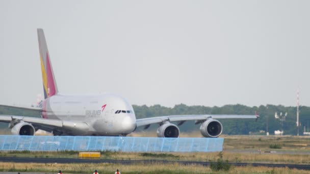 Asiana Airbus 380 taxiing — Stock Video