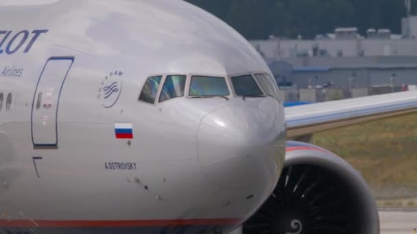 Boeing 777 Aeroflot close up — стоковое видео