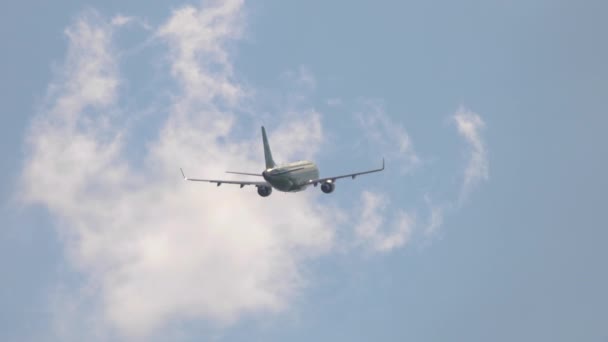 Passagierflugzeug fliegt davon, Rückansicht — Stockvideo