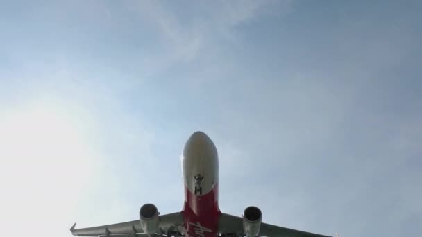 AirAsia flies for an overhead landing — 图库视频影像